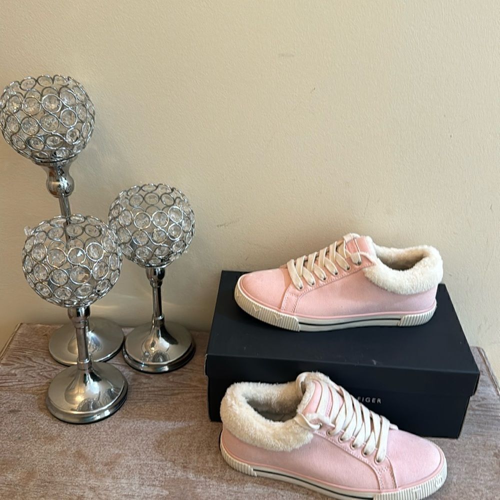 Tommy Hilfiger Olivee2 Casual Fashion Sneakers- Light Pink- Size 6 M- NIB